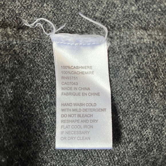 InCashmere Sweater - Picture 3 of 3